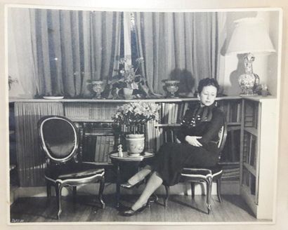 null Ensemble de cinq photographies d'époque sur Olga Klein-Astrachan (famille, appartement,...