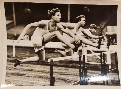 null Ensemble de quatre photographies sur le thème du sport. Athlètes, cavalier et...