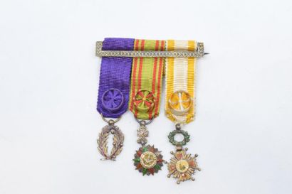 null [ Médaille ] [ Tunisie ]

Brochette dorée ornée de trois miniatures d'officier...