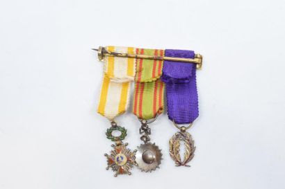null [ Médaille ] [ Tunisie ]

Brochette dorée ornée de trois miniatures d'officier...