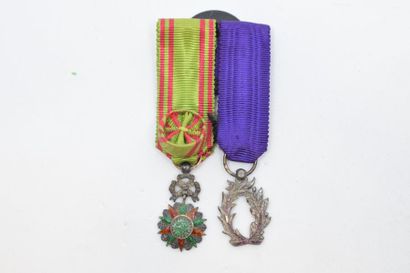 null [ Médaille ] [ Tunisie ]

Brochette dorée ornée de deux miniatures d'officier...