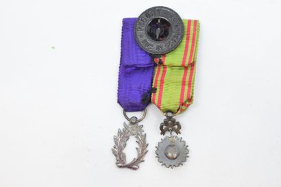null [ Médaille ] [ Tunisie ]

Brochette dorée ornée de deux miniatures d'officier...
