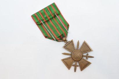null [ WW1 ] [ Médaille ]



Croix de guerre en bronze 1914-1918, avec son ruban...
