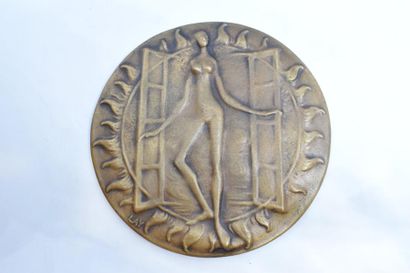 null [ GEORGES LAY ]

Médaille en bronze doré représentant une femme nue passant...