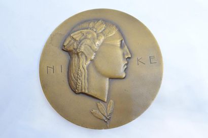 null [ ARTHUS BERTRAND ]

Médaille en bronze à l'effigie de la Victoire (Niké), signée...