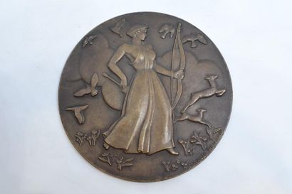null [ ARTHUS BERTRAND ]

Médaille en bronze représenant Artémis ou Diane, signée...