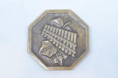 null [ TURIN ]

Médaille octogonale en broze à patine brune représentant une Tête...