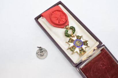 null Médaillle Chevalier de la Légion d'Honneur en argent doré

(Manques)

On y joint...