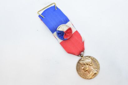 null Médaille du travail, avec son ruban, datée 1984.