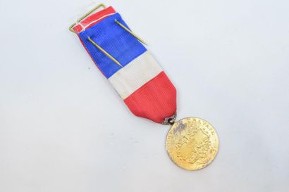 null Médaille du travail, avec son ruban, datée 1984.