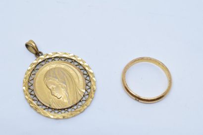 null Ensemble en plaqué or composé d'une médaille au profil de la vierge et d'une...