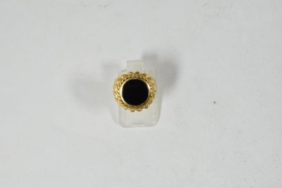 null Bague en or jaune 18k (750) ornée d'une plaque d'onyx noir. 

Poids brut : 6,7...