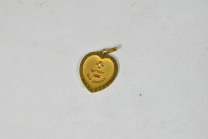 null AUGIS 

Médaille d'amour en or jaune 18k (750) en forme de coeur "Plus qu'hier,...