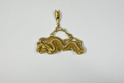 null Broche en or jaune 14k (585) figurant un dragon stylisé, une petite chaine retenant...