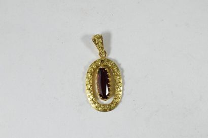 null Pendentif en or jaune 18k (750) de forme ovale agrémenté de rinceaux encadrant...