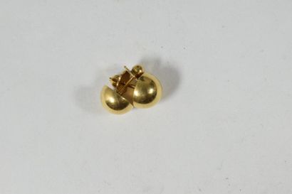 null Paire de clous d'oreilles en or jaune 18k (750) en forme de demie sphère.

Poids...