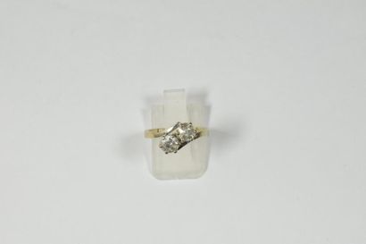 null Bague croisée en or gris 18k (750) agrémentée de deux diamants taille ancienne...