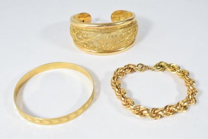 null 

Lot d'or jaune 18k (750) comprenant : 

- un bracelet rigide filigranné

-...