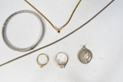 null Lot de bijoux fantaisies comprenant deux bagues, deux colliers, un bracelet...