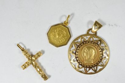 null Lot d'or jaune 18k (750) composé d'un pendentif-médaillon représentant la Vierge,...