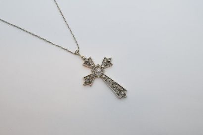 null Croix en or jaune (750) et argent pavée de diamants, chaine en argent.

Poids...