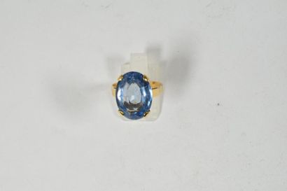 null Bague en or jaune 18k (750) ornée d'une importante topaze ovale. 

Poids brut...