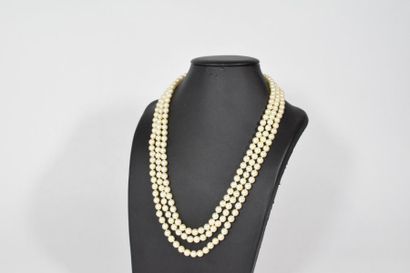 null Collier à trois rangs de perles de culture. Fermoir en or gris 18k (750) orné...
