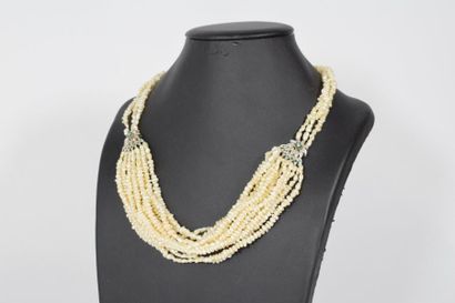 null Collier de perles baroques. Fermoir en or gris 18k (750) stylisant des fleurs...