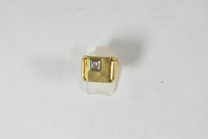 null Chevalière en or jaune 18k (750) ornée d'un petit diamant. 

Poids brut : 15.1...