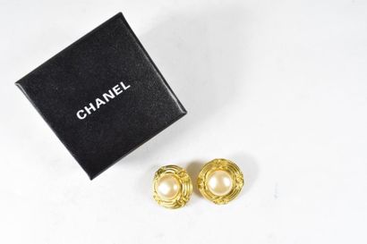 null Paire de boucles d'oreilles en métal doré, à clips. Griffées Chanel, 93 P. Dans...