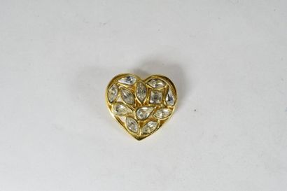 null Yves Saint Laurent

Broche en forme de coeur en métal doré signé YSL. Attache...