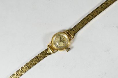 null KULM

Petite montre bracelet de dame, boîtier rond en or jaune 18k (750) et...