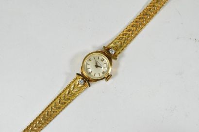 null Montre bracelet de dame en or jaune 18k (750), boitier orné de deux petits brillants....