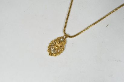 Collier en or jaune 18k (750) et un pendentif...