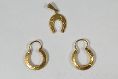 null Paire de boucles d'oreilles et un pendentif en forme de fer à cheval en or jaune...