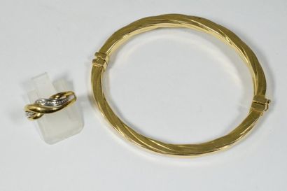 null Bracelet ouvrant en or jaune 9k (375), on y joint une bague ajourée en or jaune...