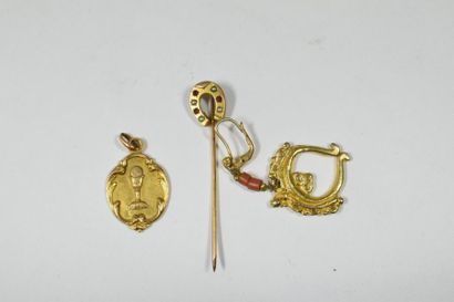 null Ensemble composé d'une médaille de baptême et d'une épingle de cravate en plaqué...