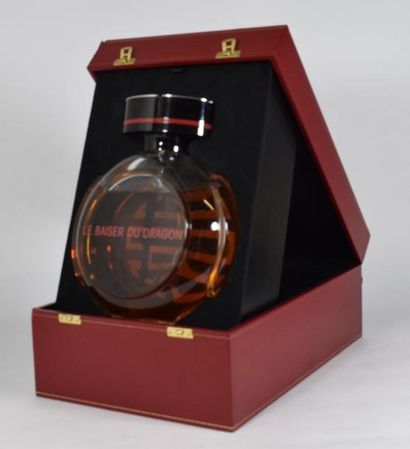 null [ Cartier ]



Le baiser du dragon. Flacon géant d'eau de parfum. 1500 ml (72%...