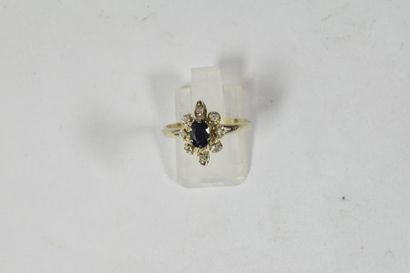 null Bague marguerite en or gris 18k (750) ornée d'un saphir dans un entourage de...