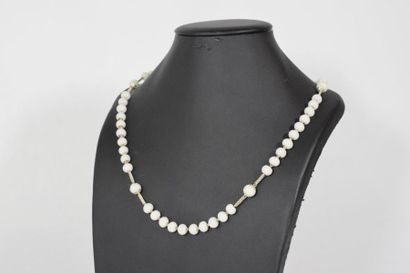 null Collier de perles de verre opaliné (ancien chapelet). L. : 56 cm