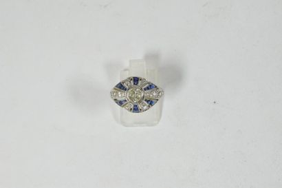 null Bague en platine, un diamant (environ 0,25 ct) en son centre épaulé de saphirs...