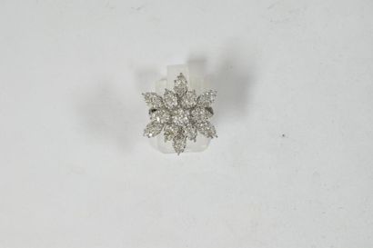 null Bague en or gris 18k (750) pavée de diamants formant une corolle de fleur. 

Poids...