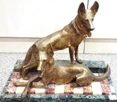 null ECOLE MODERNE

Deux chiens berger allemand

Bronze doré sur un socle en marbre.

Ht....