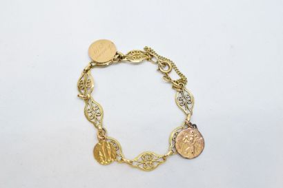 null Bracelet en or jaune, à motif ajouré, trois médailles religieuses (dont deux...