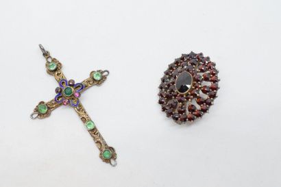 null Ensemble composé de deux bijoux fantaisie anciens : une croix (pendentif) et...