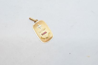 null AUGIS 

Médaille d'amour en or rose 18k (750) de forme rectangulaire "Plus qu'hier,...