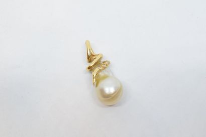 null Pendentif en or jaune 18k (750), une importante perle naturelle sertie en son...