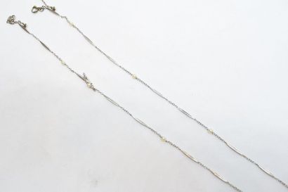 null Collier en or gris 18k (750) à mailles en losange séparées de petites perles....