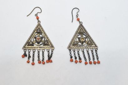 null Paire de boucles d'oreilles en argent de forme triangulaire, des petites perles...