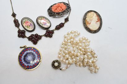 null Lot de bijoux fantaisie composé d'un collier de perles, broche camée, pendentif...